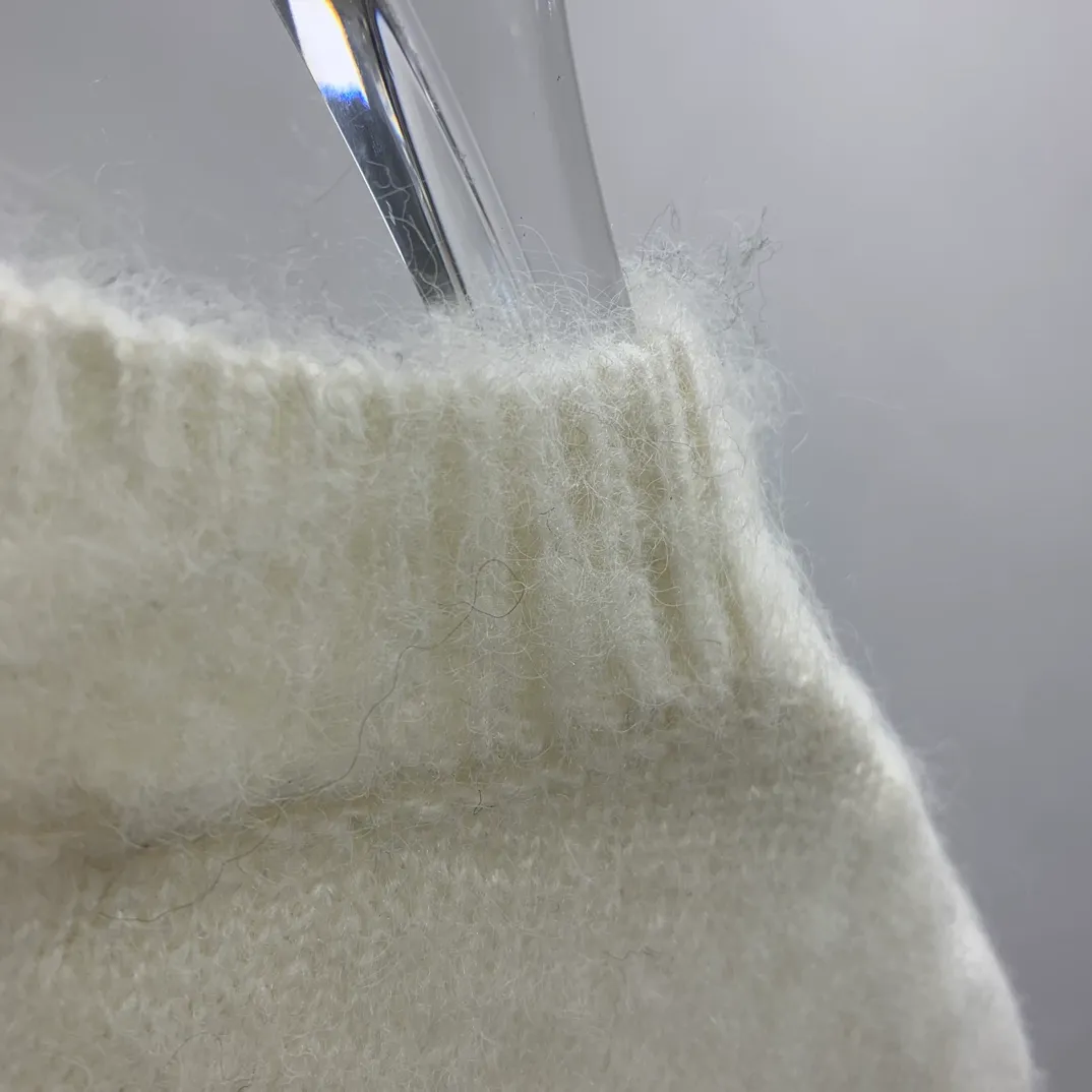 New top tested version OFFWHITE (OW) gradient mohair striped arrow sweater hoodie gradient rendering arrow couple sweater Mohair (English Mohair; Turkish: MUKHYAR) refers to the coat of Angora goats, also known as Angora goat hair. The name comes from Turkish, meaning "the best hair". It has good elasticity, pressure resistance and special luster. It is an excellent raw material for making plush fabrics and one of the most advanced animal textile fiber raw materials in the world market. Mohair has a shape similar to long wool. The fiber surface is smooth, strong luster, high strength, good elasticity, less curl, and easy to wash. Mohair can be used in jacquard blankets, long-haired coats and high-gloss wool fabrics. Mohair sweaters from ow are released every year🛒 The same style and ever-changing colors. There is really no girl who doesn’t love it. It is super suitable for wearing under a down jacket in winter without being bulky! If the lower body is missing, their favorite os version🙋🏻‍♀️ intuitively adds natural softness and fairy beauty effect, which is the best choice! The upper body is lightweight and does not weigh down the body while keeping warm. The sleeves and the gradient arrow parts on the back are repeatedly patterned until the gradient level is satisfied before large-scale products are released. The craftsmanship is extremely demanding. Each sweater is woolen at least ten times to give it a plush, thick feel and good fluffiness! ✅ Fabric composition: 50% mohair 32 spandex 18% wool, three-level anti-pilling Color: black and white gradient Sizes Mohair is lighter and softer, so be careful not to machine wash it, not machine washable! ! emphasize! !  ⚠️Hand wash with warm water and cold water P:440